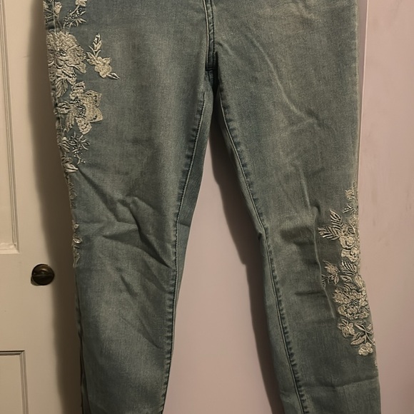 Light wash Embroidered High Rise Jegging - Picture 3 of 3